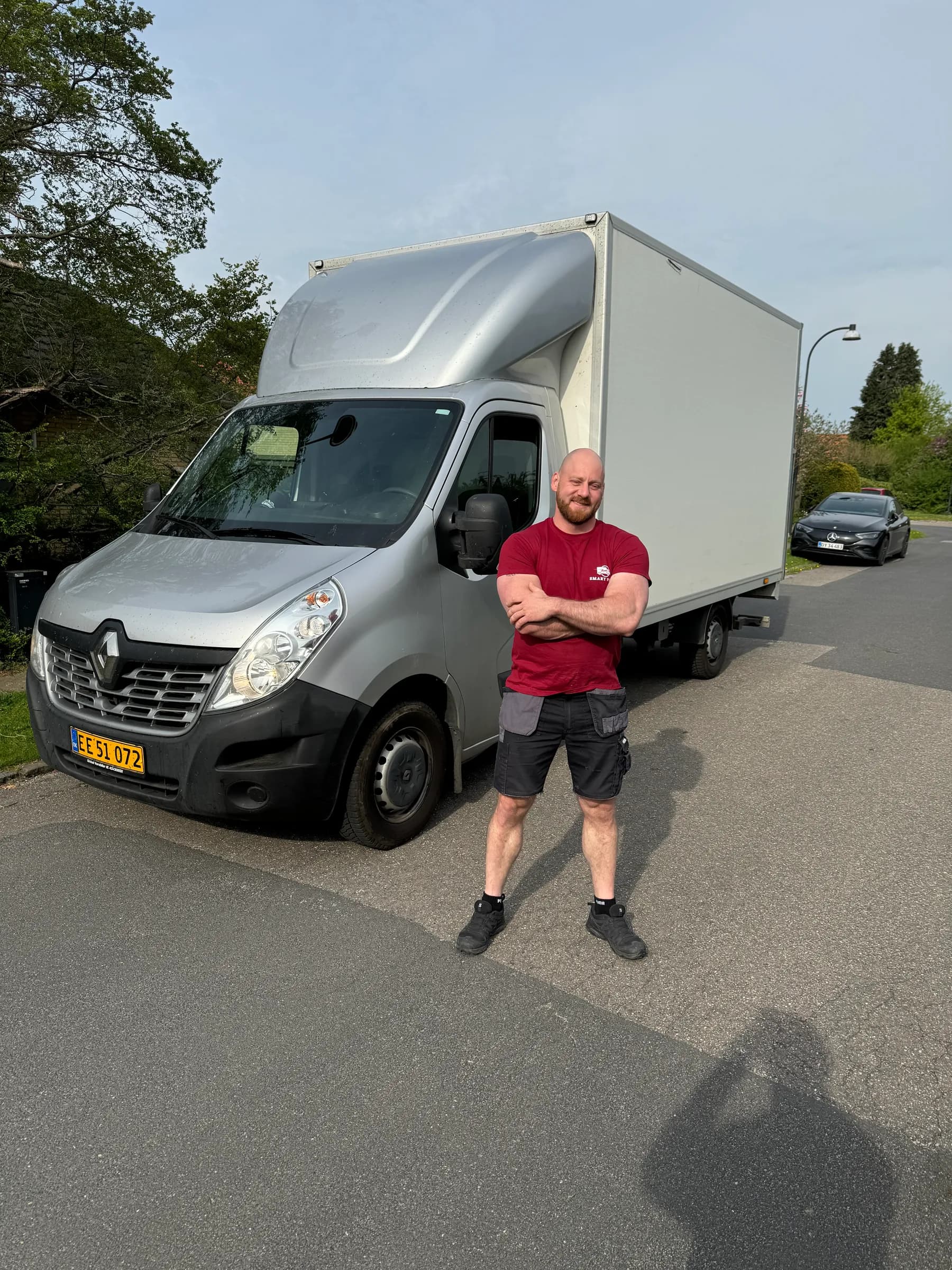 A mover in front of the Smart Flyt moving van